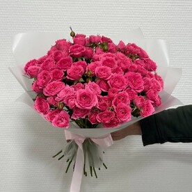 19 малиновых кустовых роз