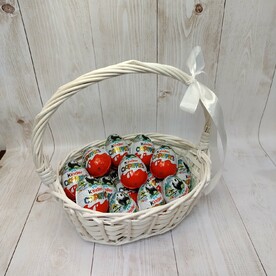 Корзина с Киндер Сюрпризами