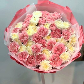 Букет из белых и розовых гвоздик