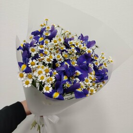 Букет из ромашек и ирисов