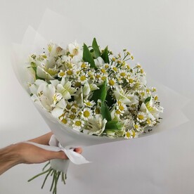 Букет из ромашек и альстромерий