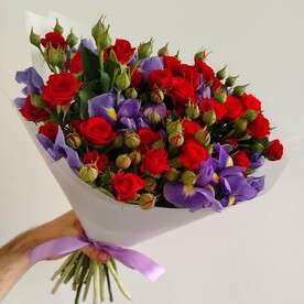 Букет из ирисов и кустовых роз