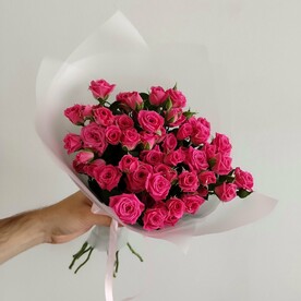 9 малиновых кустовых роз