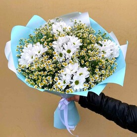 Букет из ромашек и хризантем