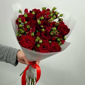 Букет из кустовых и одноголовых роз