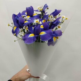 Букет из ирисов и ромашек