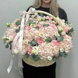 Корзина из нежных цветов с оформлением