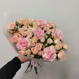 Букет из гвоздик и кустовых роз