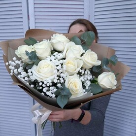 Букет белых роз с эвкалиптом в крафте "Бесконечность"