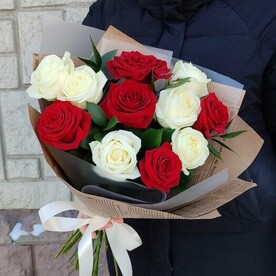 Букет из красных и белых роз "Ты и я!"