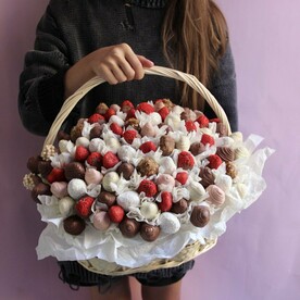 Огромная корзина клубники