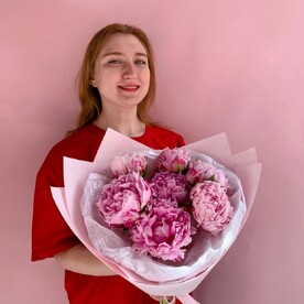 Букет из 7 розовых пионов