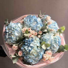 Букет из голубых гортензий и кустовых роз