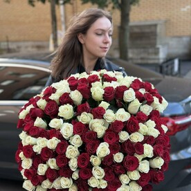 Шикарный букет из красно-белых роз