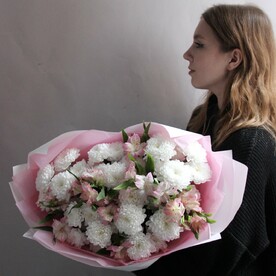 Букет из белых хризантем и альстромерии