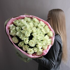 Букет из белых роз в пленке