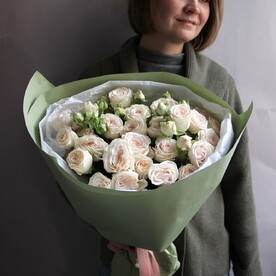 Нежный букет из персиковых роз
