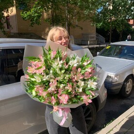 Букет из 25 веток альстромерии