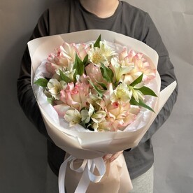 Нежный букет из французских роз и альстромерий
