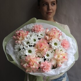Нежный букет из роз ромашек и гвоздик