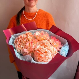 Букет из французских роз и гортензий