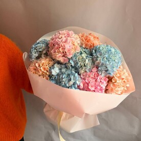 Огромный букет из гортензий