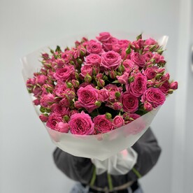 Букет из 7 ярких кустовых роз