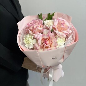 Букет из ажурных роз, диантус, альстромерия