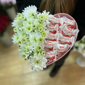 Цветы с конфетами в коробке "Счастье в мелочах"