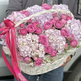 Шикарная корзина с гортензиями и пионовидной розой