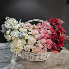 Коасивейшая корзина градиент из французских роз, пионовидных кустовых, диантусов и эвкалипта