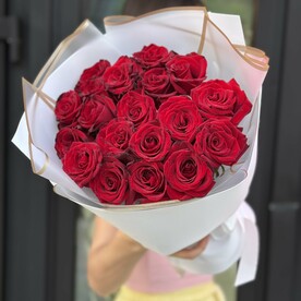 19 красных роз🌹