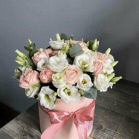 Коробка с пионовидной розой и эустомой FT297
