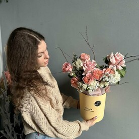 Диантус, Озотамнус, Роза Эквадор, Роза пионовидная кустовая, Аллиум, Декоративные веточки, Коробка шляпная, Оазис
