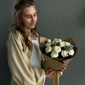 Роза белая, Эвкалипт, Крафтовая упаковка, Открытка, Подкормка для цветов
