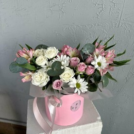Альстромерия, Роза кустовая, Хризантема, Эвкалипт, Шляпная коробка, Флористическая губка, Открытка