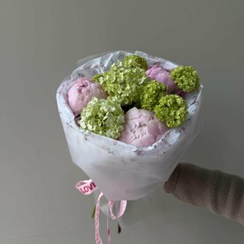 Летний круглый букет с пионами и вибурнумом FT1447