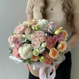 Роза кустовая, Диантус, Лизиантус Эустома, Эвкалипт, Зелень декоративная, Шляпная коробка, Флористическая губка, Бант, Открытка