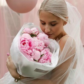 11 нежно-розовых пионов в брендированной упаковке FT1479