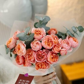 Премиальная пионовидная кустовая роза с ароматным эвкалиптом FT1706