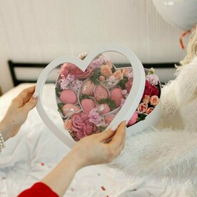 Коробочка сердце с клубникой в Бельгийском шоколаде и свежими цветами FT1713