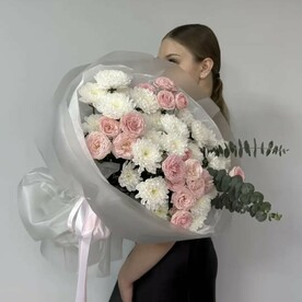 Букет из кустовых роз и хризантем M