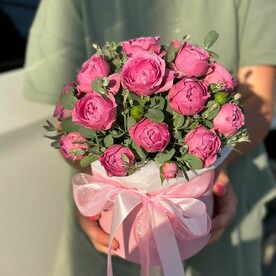 Коробка из пионовидной кустовой розы с эвкалиптом Мия