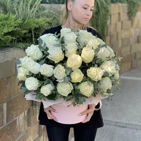 Коробка из 45 импортных белых роз с эвкалиптом🌿
