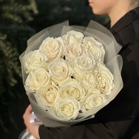 Букет из 15 импортных белых пионовидных роз