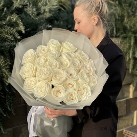 Букет из 25 белых пионовидных роз