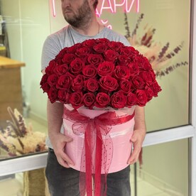 Шляпная коробка из 85 голландских красных роз