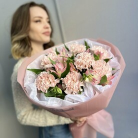 Нежный букет из альстромерии и гвоздик