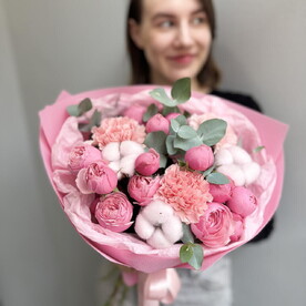 Нежный букет с хлопком, пионовидной кустовой розой Сильва Пинк и гвоздиками