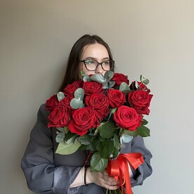 15 красных роз